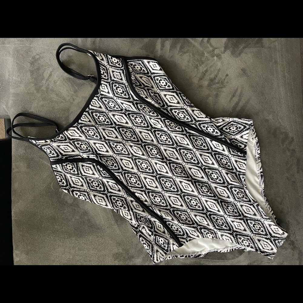 Catalina one-piece swimsuit women’s sz L like new